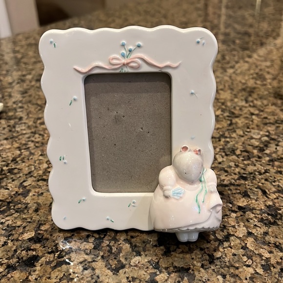 An array of children’s frames for pictures. 2x3, 3x5, 3.5x5.5. Good condition. - Picture 5 of 8